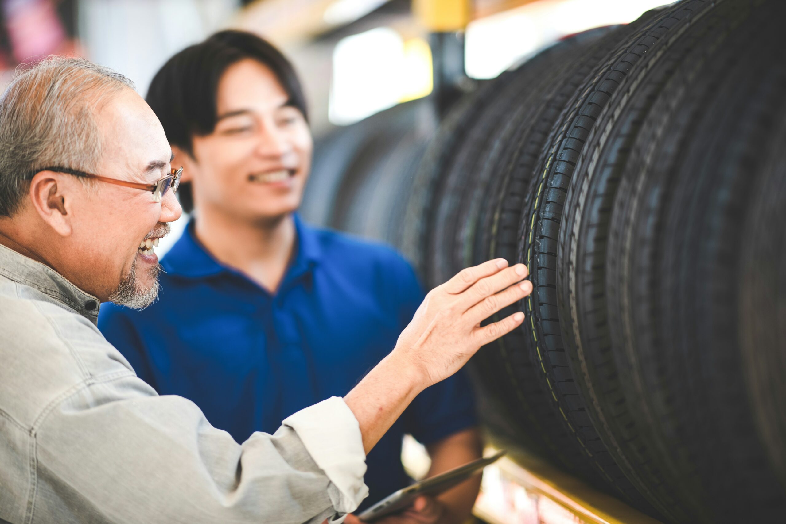 Salesperson helping customer choose the right tire – highlighting personalized service supported by AI tire recommendations.